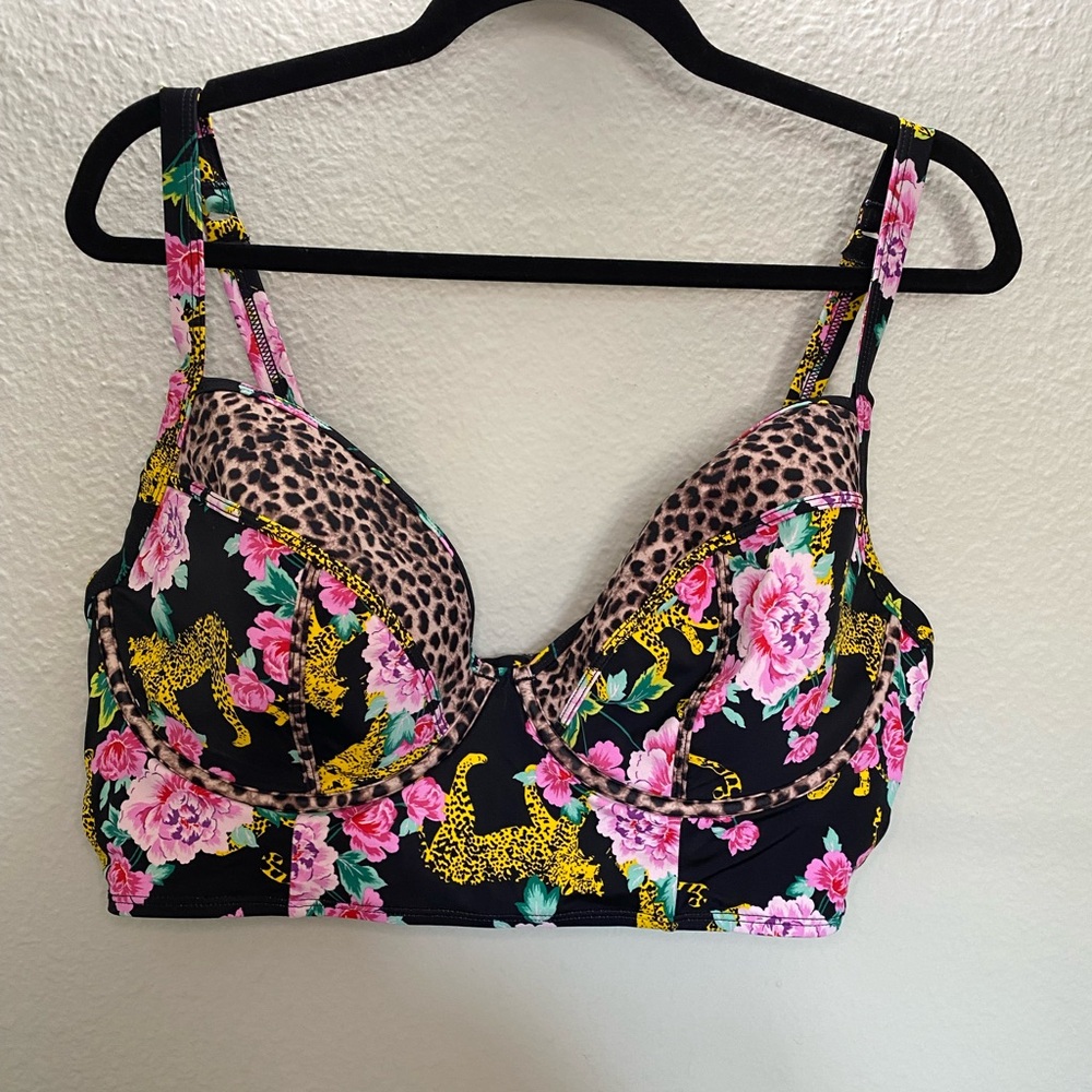 Leopard and floral jungle print Torrid underwire swim top size 2.